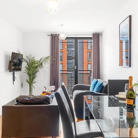 Haus Centre 2 Bedroom L Parking L Balcony L Wifi L Smart Tv L Arcadian L China Town *