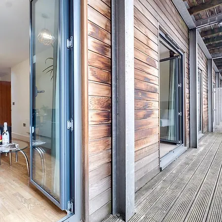 Haus Centre 2 Bedroom L Parking L Balcony L Wifi L Smart Tv L Arcadian L China Town Apartment *